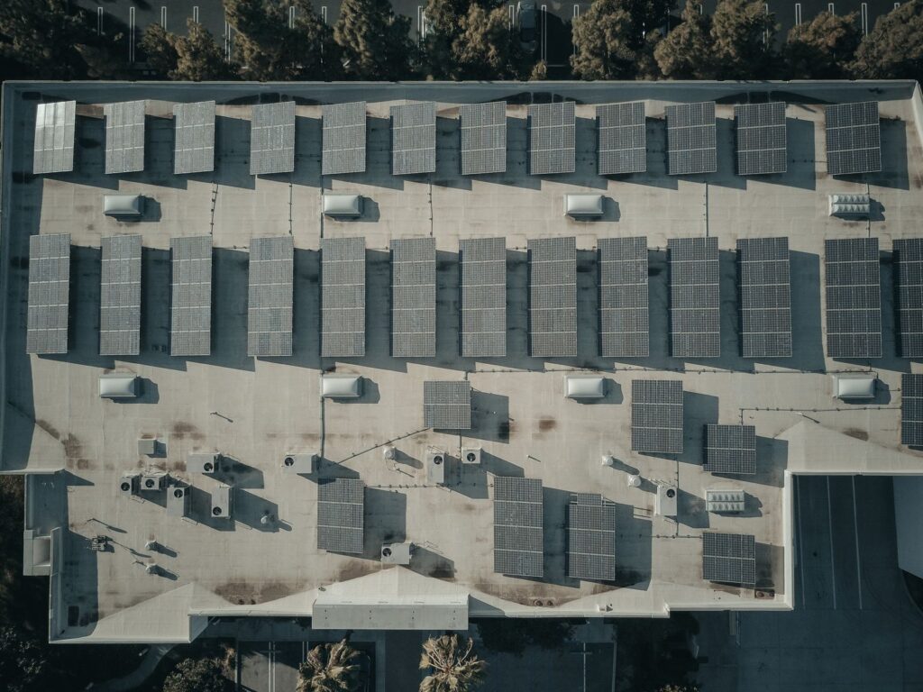 Zonnepanelen op een dak — sfeerbeeld